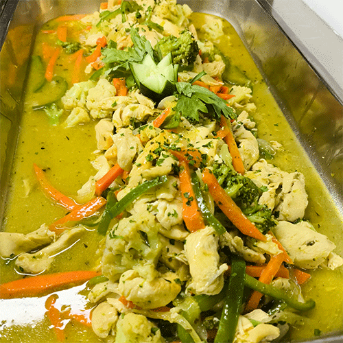 Fajitas de pollo en vegetales salteados