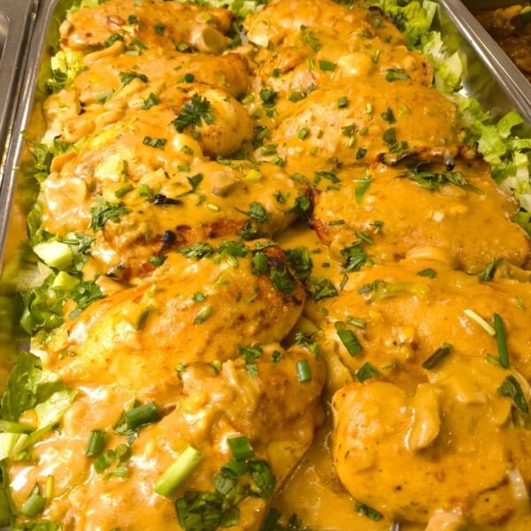 Suprema de pollo rellena en crema de queso y tocineta