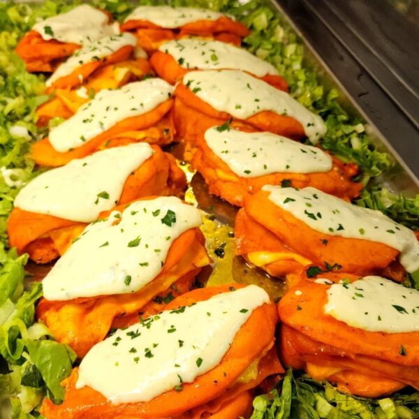 Suprema de pollo rellena en salsa blanca