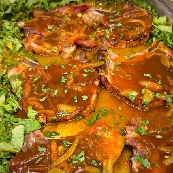 Chuleta de cerdo ahumada en salsa parrillera